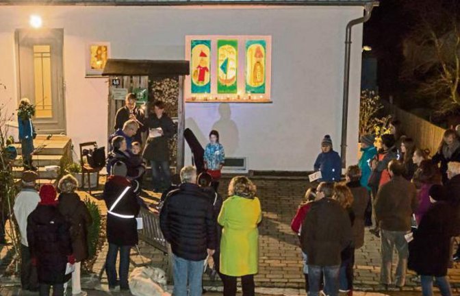 Der lebendige Adventskalender in Vaihingen kommt gut an, freut sich Pfarrerin Ira Philipp. Heute findet er um 18 Uhr in der Fußgängerzone beim Weltladen statt.  Foto: p