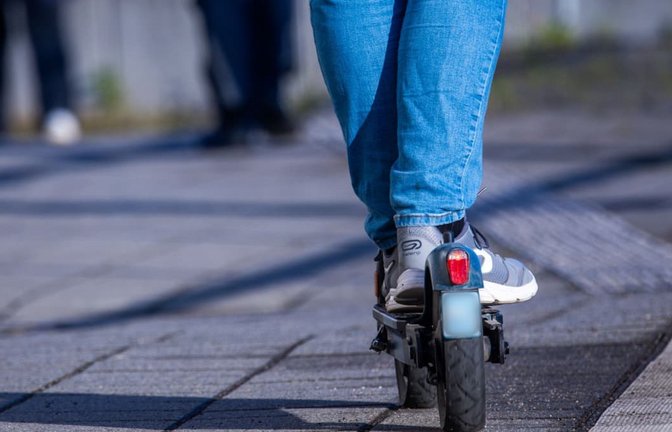 Die Polizei bringt den jungen E-Scooter-Fahrer nach Hause. (Symbolbild)<span class='image-autor'>Jens Büttner/dpa</span>
