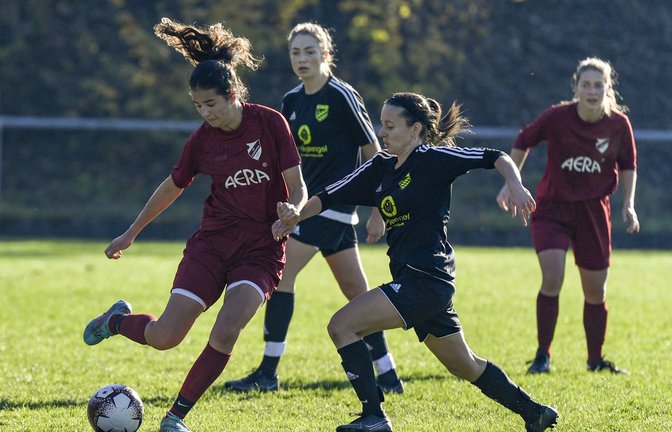 Maya Cords (links) erzielt in der Nachspielzeit den Siegtreffer für den SV Horrheim gegen die SpVgg Rommelshausen. <span class='image-autor'>Foto: Leitner</span>