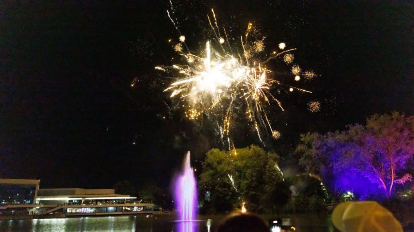 Lichterexplosion am Böblinger Nachthimmel: Das Feuerwerk ist das erste Highlight beim Schlemmen am See.Stefanie Schlecht Lichterexplosion am Böblinger Nachthimmel: Das Feuerwerk ist das erste Highlight beim Schlemmen am See.Stefanie Schlecht