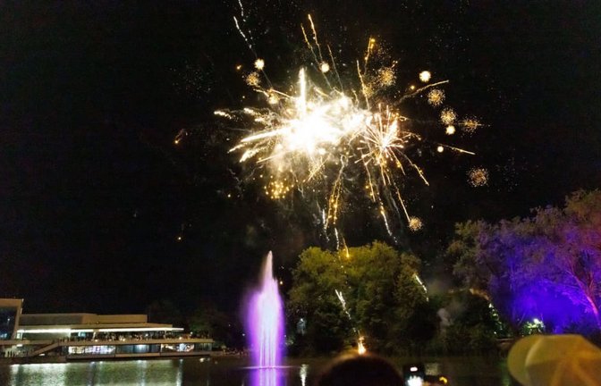 Lichterexplosion am Böblinger Nachthimmel: Das Feuerwerk ist das erste Highlight beim Schlemmen am See.<span class='image-autor'>Stefanie Schlecht</span>