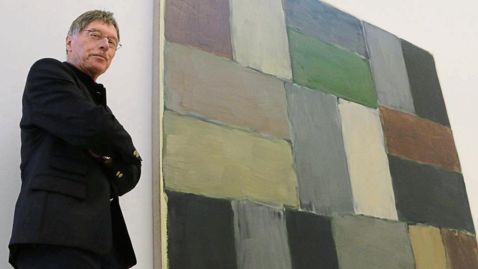 Peter W. Klein vor dem Gemälde von Sean Scully „Green Pale Night“. Die aktuelle Schau im Nussdorfer Kunstwerk wird am Sonntag eröffnet. Fotos: p/Bögel Peter W. Klein vor dem Gemälde von Sean Scully „Green Pale Night“. Die aktuelle Schau im Nussdorfer Kunstwerk wird am Sonntag eröffnet. Fotos: p/Bögel