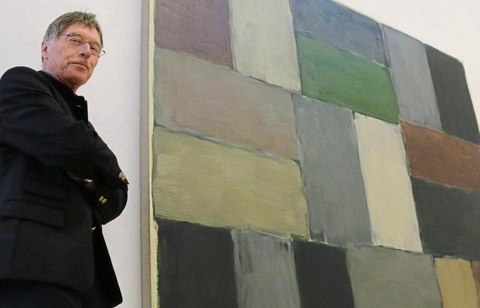 Peter W. Klein vor dem Gemälde von Sean Scully „Green Pale Night“. Die aktuelle Schau im Nussdorfer Kunstwerk wird am Sonntag eröffnet. Fotos: p/Bögel