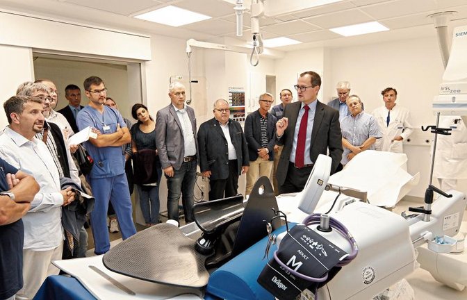 Mit dem neuen Herzkathederlabor befindet sich die Kardiologie am Krankenhaus in Mühlacker auf höchstem klinisch-technischem Niveau, wie bei der Vorstellung dieser „High-End-Einheit“ der Ärztliche Direktor Stefan Pfeiffer (rote Krawatte) vor Kreis- und Aufsichtsratsmitgliedern aus dem Enzkreis sowie Berufskollegen unterstrich.  Foto: Kollros