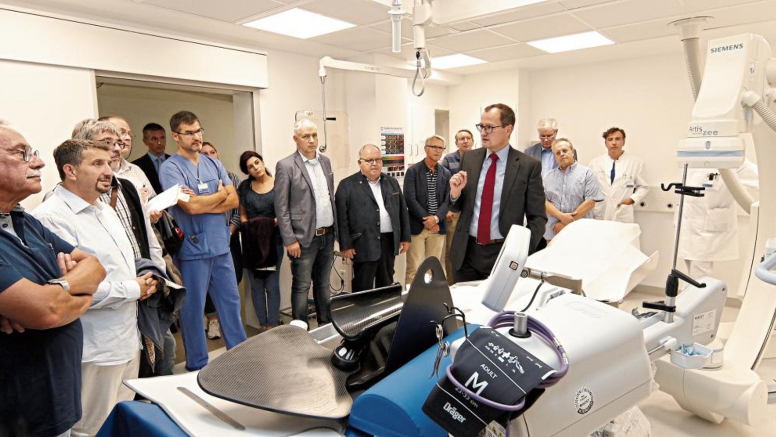 Mit dem neuen Herzkathederlabor befindet sich die Kardiologie am Krankenhaus in Mühlacker auf höchstem klinisch-technischem Niveau, wie bei der Vorstellung dieser „High-End-Einheit“ der Ärztliche Direktor Stefan Pfeiffer (rote Krawatte) vor Kreis- und Aufsichtsratsmitgliedern aus dem Enzkreis sowie Berufskollegen unterstrich. Foto: Kollros Mit dem neuen Herzkathederlabor befindet sich die Kardiologie am Krankenhaus in Mühlacker auf höchstem klinisch-technischem Niveau, wie bei der Vorstellung dieser „High-End-Einheit“ der Ärztliche Direktor Stefan Pfeiffer (rote Krawatte) vor Kreis- und Aufsichtsratsmitgliedern aus dem Enzkreis sowie Berufskollegen unterstrich. Foto: Kollros