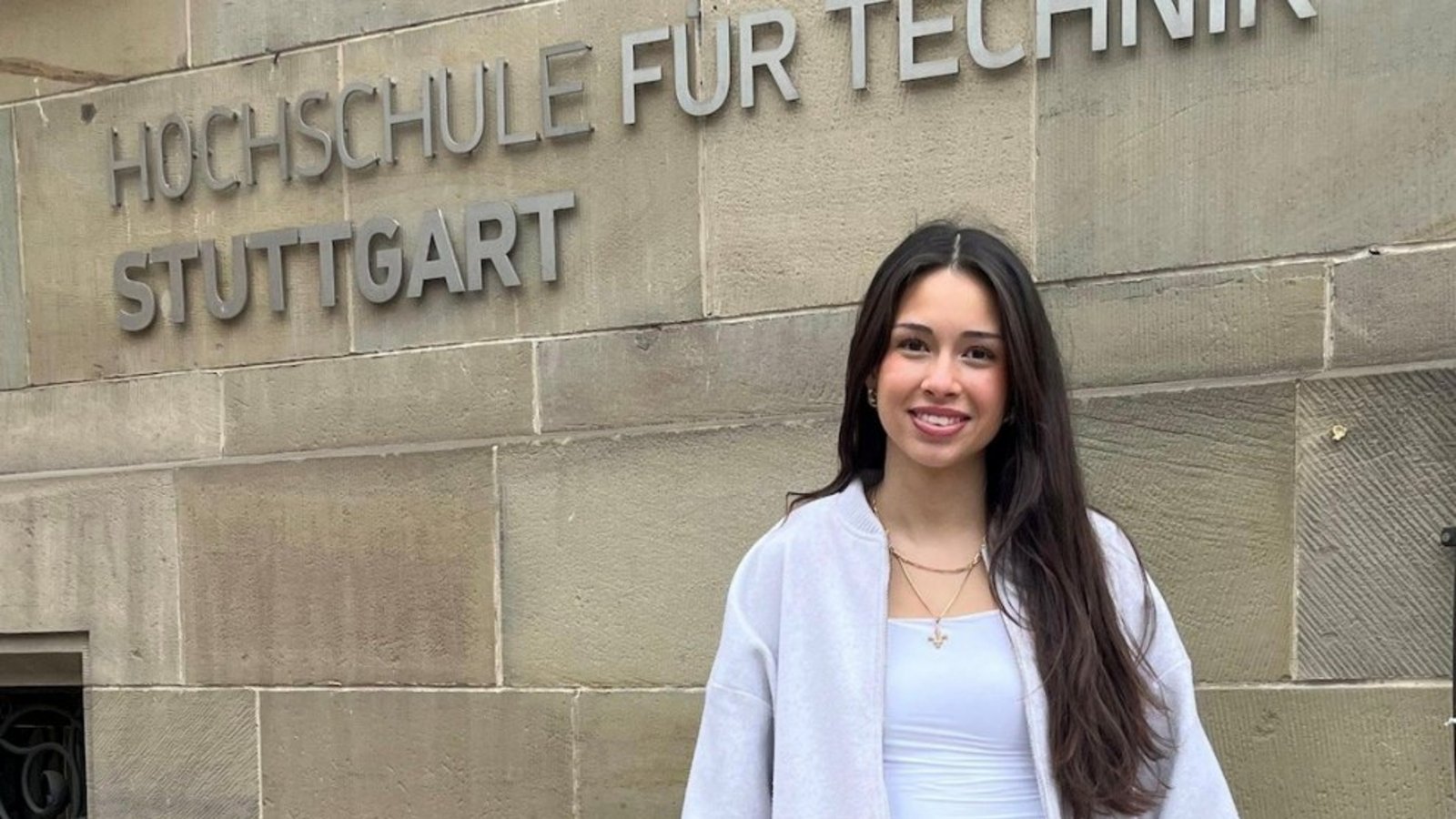 Melda Vejselov vor der Hochschule. Foto: p Melda Vejselov vor der Hochschule. Foto: p