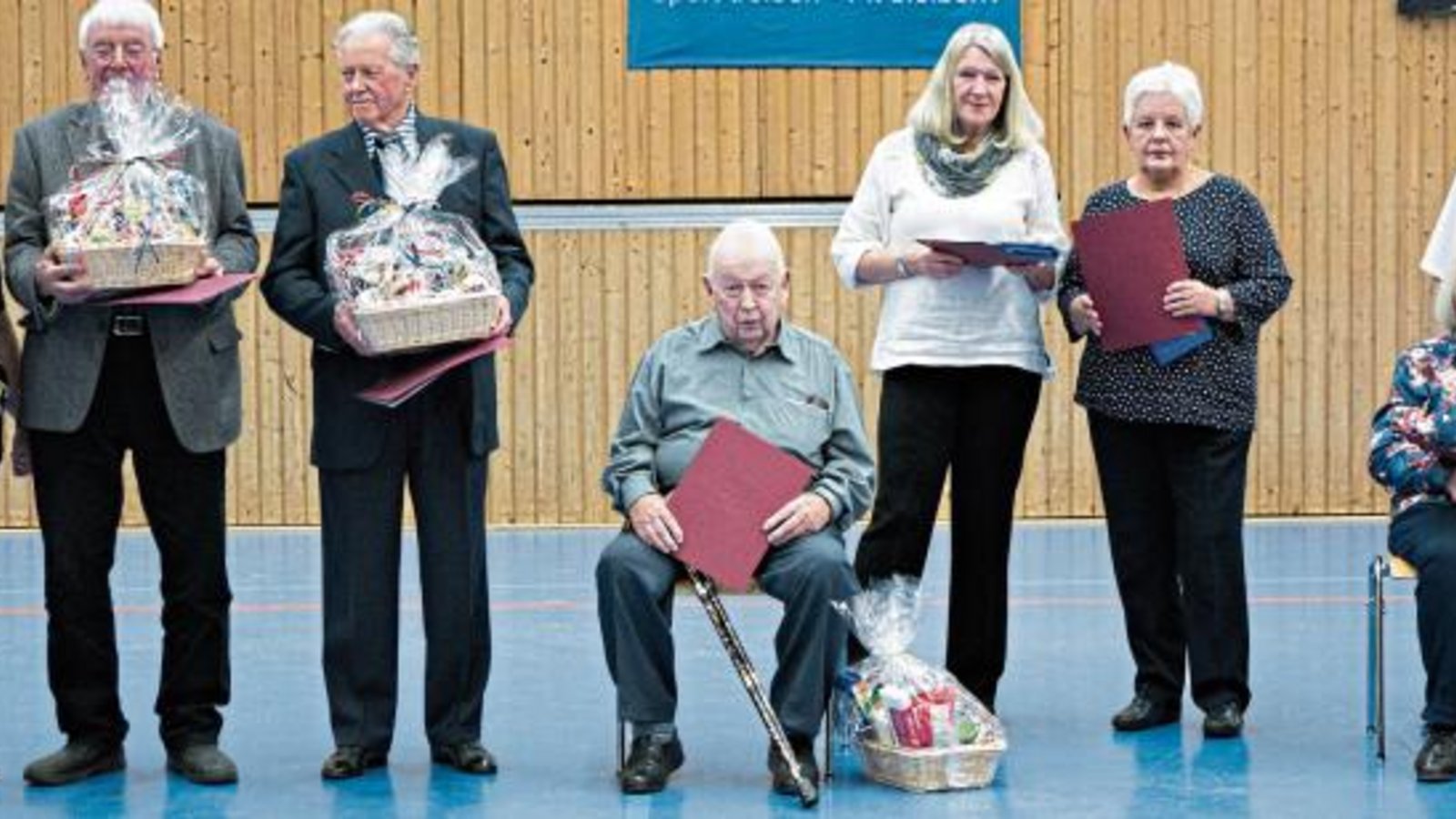 Für langjährige Mitgliedschaft geehrt (von links): Ältestenratsvorsitzende Gerlinde Götz, Kurt Götz, Siegfried Grau, Fritz Kurfiß, Suse Herrmann, Gisela Schofer, Amalie Häcker und hinter ihr stehend Vorstand Gerd Kurfiß. Fotos: p Für langjährige Mitgliedschaft geehrt (von links): Ältestenratsvorsitzende Gerlinde Götz, Kurt Götz, Siegfried Grau, Fritz Kurfiß, Suse Herrmann, Gisela Schofer, Amalie Häcker und hinter ihr stehend Vorstand Gerd Kurfiß. Fotos: p