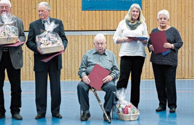 Für langjährige Mitgliedschaft geehrt (von links): Ältestenratsvorsitzende Gerlinde Götz, Kurt Götz, Siegfried Grau, Fritz Kurfiß, Suse Herrmann, Gisela Schofer, Amalie Häcker und hinter ihr stehend Vorstand Gerd Kurfiß.  Fotos: p