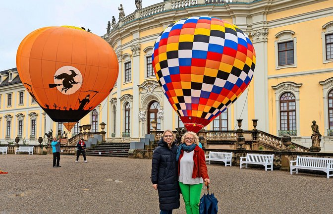 Blüba-Direktorin Petra Herrling (rechts) und Lilly Scholz von Eventstifter vor zwei Modellballonen. Beim Festival 2024 sollen 70 Ballone das Blüba schmücken. <span class='image-autor'>Foto: Dannenmann</span>