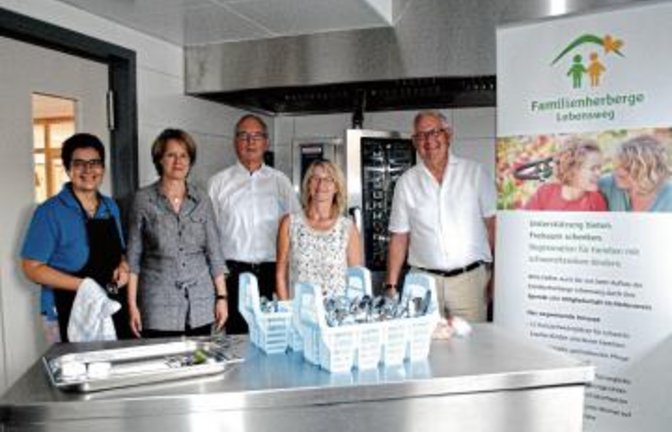 Spendenübergabe in der Küche: Hauswirtschafterin Ulrike Weiberle, Stefanie Köppl-Rau, Dr. Konrad Maier, Karin Eckstein und Karl Hartmann (von links).  Foto: Stahlfeld