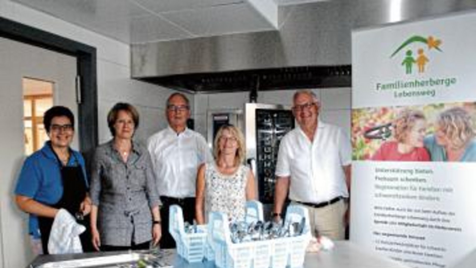 Spendenübergabe in der Küche: Hauswirtschafterin Ulrike Weiberle, Stefanie Köppl-Rau, Dr. Konrad Maier, Karin Eckstein und Karl Hartmann (von links). Foto: Stahlfeld Spendenübergabe in der Küche: Hauswirtschafterin Ulrike Weiberle, Stefanie Köppl-Rau, Dr. Konrad Maier, Karin Eckstein und Karl Hartmann (von links). Foto: Stahlfeld