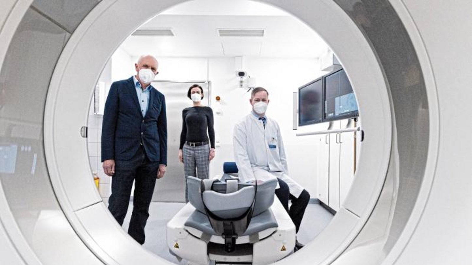 Dr. Peter Schraube, Anne Matros und Professor Dr. Arndt-Christian Müller (von links) vor dem neuen 4D-Computertomograph mit Atemgating-Ausstattung. Foto: RKH Dr. Peter Schraube, Anne Matros und Professor Dr. Arndt-Christian Müller (von links) vor dem neuen 4D-Computertomograph mit Atemgating-Ausstattung. Foto: RKH