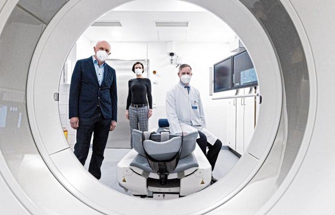 Dr. Peter Schraube, Anne Matros und Professor Dr. Arndt-Christian Müller (von links) vor dem neuen 4D-Computertomograph mit Atemgating-Ausstattung.  Foto: RKH