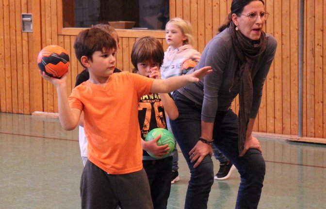 Der Fokus ist auf die Bank gerichtet. Mit einem gezielten Wurf wirft der Zweitklässler der Grunschule aus Horrheim die Kegel von der Bank. <span class='image-autor'>Foto: Dittrich</span>