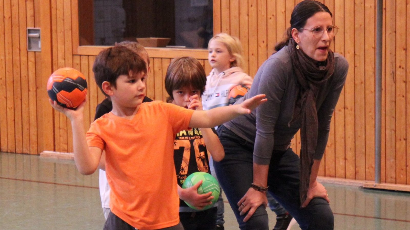 Der Fokus ist auf die Bank gerichtet. Mit einem gezielten Wurf wirft der Zweitklässler der Grunschule aus Horrheim die Kegel von der Bank. Foto: Dittrich