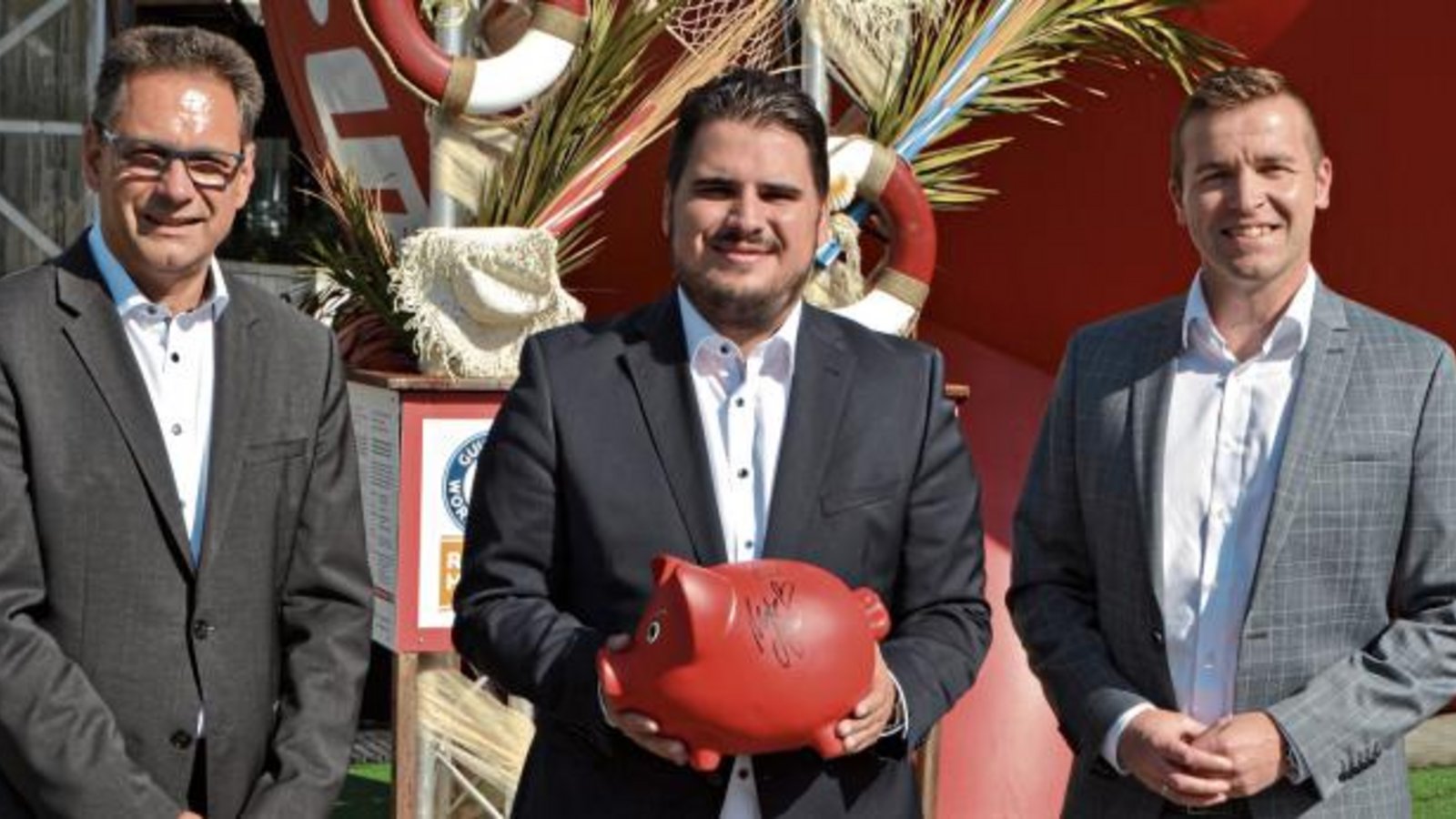 Übergabe von „Klein-Louise“ in Ludwigsburg (von links): Thomas Nytz, Tobias Epple und Marco Beckbissinger.  Foto: p