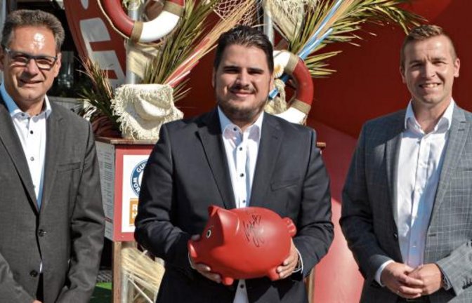 Übergabe von „Klein-Louise“ in Ludwigsburg (von links): Thomas Nytz, Tobias Epple und Marco Beckbissinger.  Foto: p
