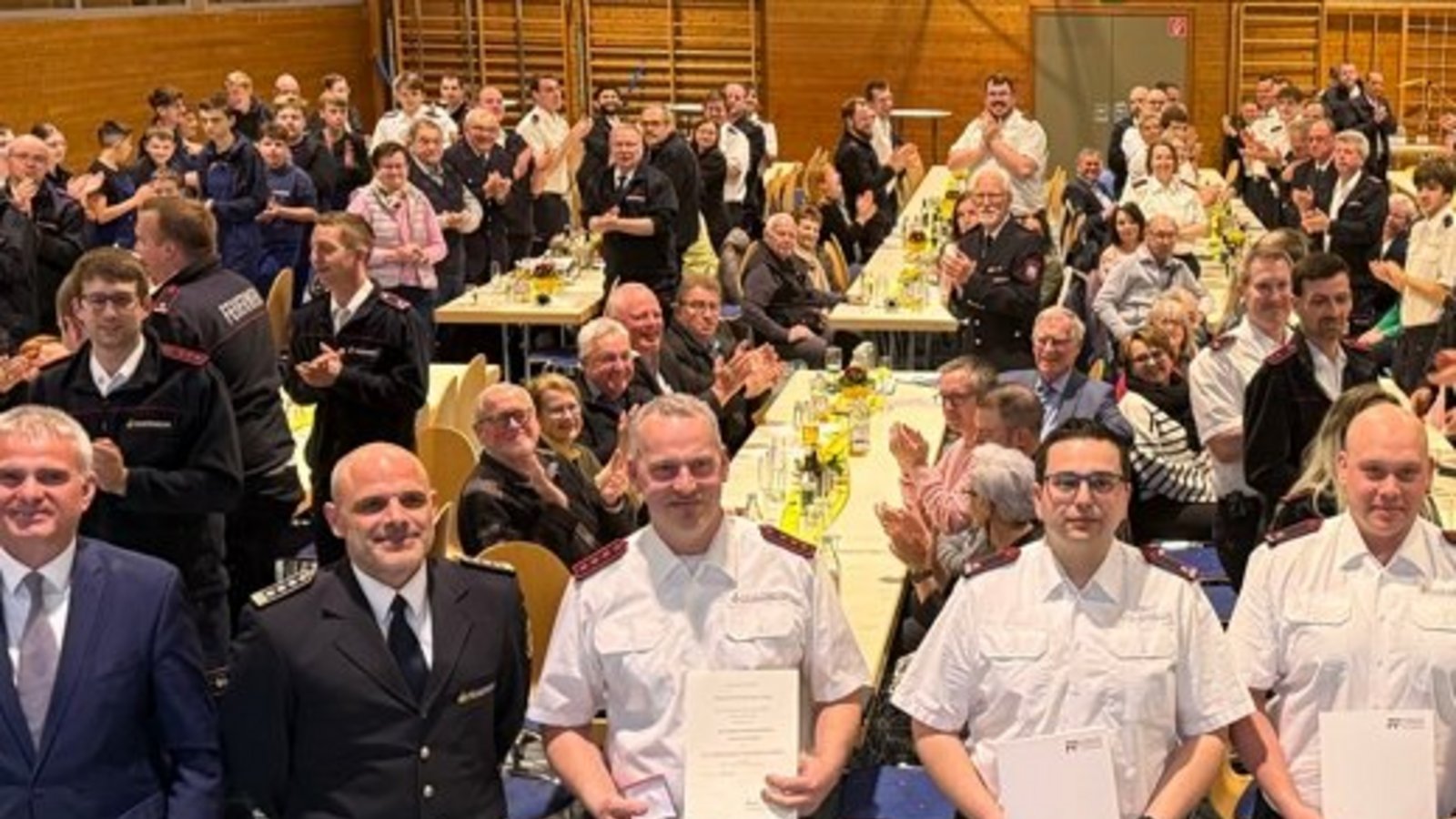 Die Sachsenheimer Gesamtwehr bei der Hauptversammlung in der Kirbachtalhalle in Hohenhaslach, im Bild vorne von links: Bürgermeister Holger Albrich, Stadtkommandant Philipp Rousta, Daniel Ott (Ehrenzeichen in Silber für 25 Jahr Einsatzdienst); Dennis Fackler und Lars Eppinger, die zu Brandmeistern befördert wurden sowie Michael Gennert und Marcel Reinke. Foto: Feuerwehr Sachsenheim Die Sachsenheimer Gesamtwehr bei der Hauptversammlung in der Kirbachtalhalle in Hohenhaslach, im Bild vorne von links: Bürgermeister Holger Albrich, Stadtkommandant Philipp Rousta, Daniel Ott (Ehrenzeichen in Silber für 25 Jahr Einsatzdienst); Dennis Fackler und Lars Eppinger, die zu Brandmeistern befördert wurden sowie Michael Gennert und Marcel Reinke. Foto: Feuerwehr Sachsenheim