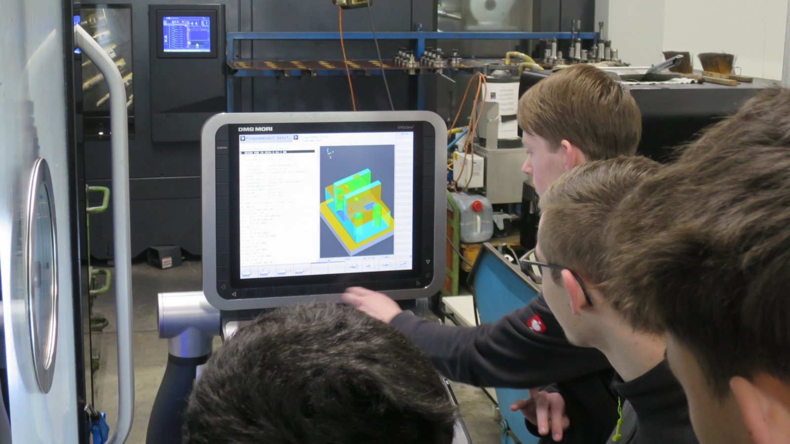 Bei Romai durften die Schüler den Profis über die Schulter schauen.  Foto: p