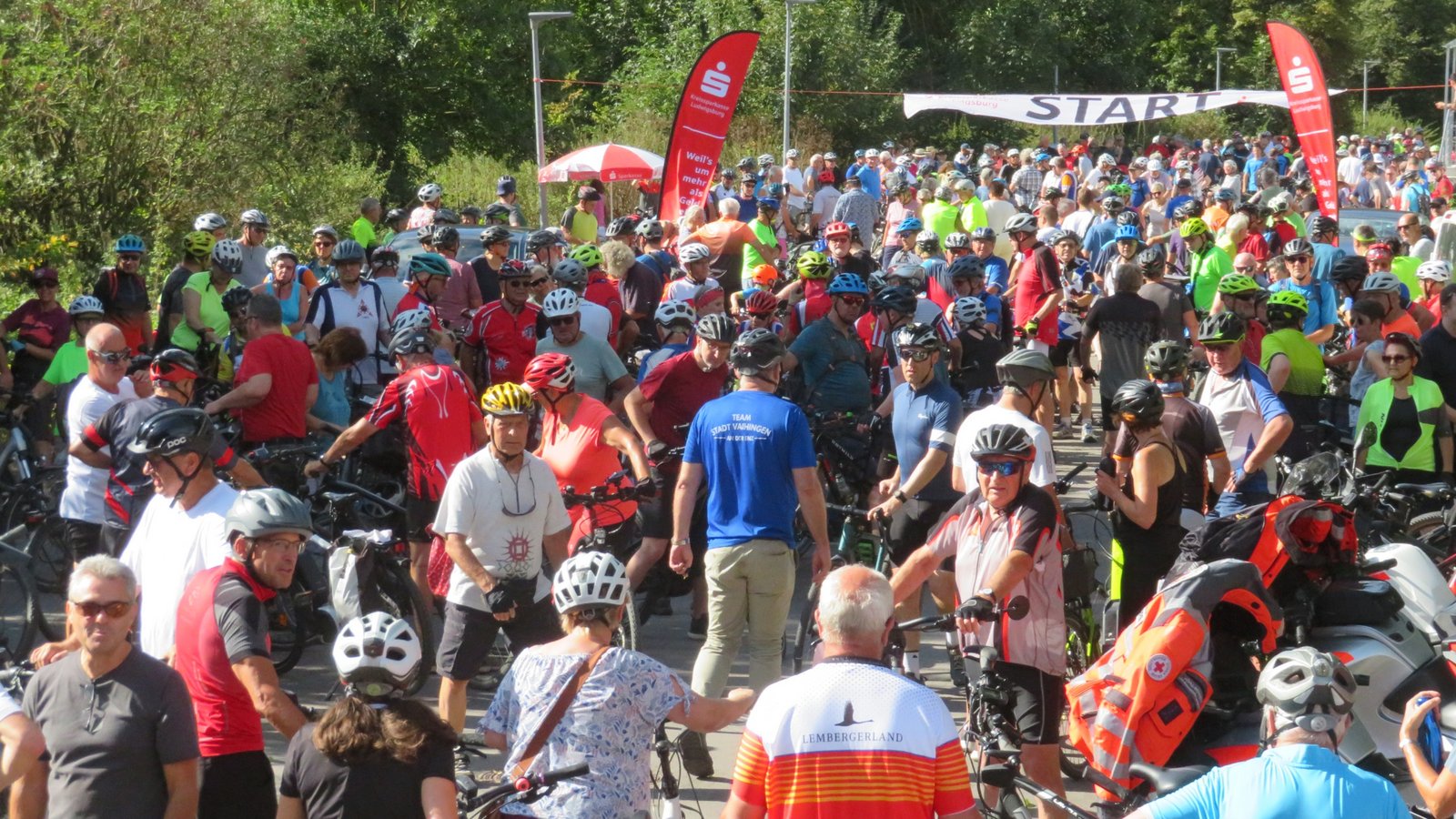 Wimmelbild: Auf die Wander- und auf die Radstrecke geht es um 10 Uhr. Archivfotos: Küppers/Banholzer/Arning/VKZ