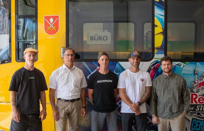 Downhill: Urban-MTB-Downhill-Event in Stuttgart – das erste in Deutschland dieser Art. Auf das Rennspektakel freuen sich Jasper Jauch vom Veranstalter Red Bull, Bürgermeister Clemens Maier, Johannes Fischbach, Tomáš Slavík und Fahrradbeauftragter Jonas Marwein (von links).<span class='image-autor'>Christian Hass</span>
