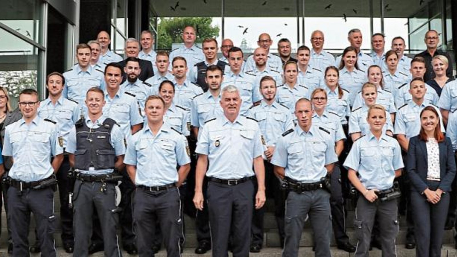 Polizeivizepräsident Metzger (Bildmitte) mit den neuen Kollegen. Foto: Polizei Polizeivizepräsident Metzger (Bildmitte) mit den neuen Kollegen. Foto: Polizei