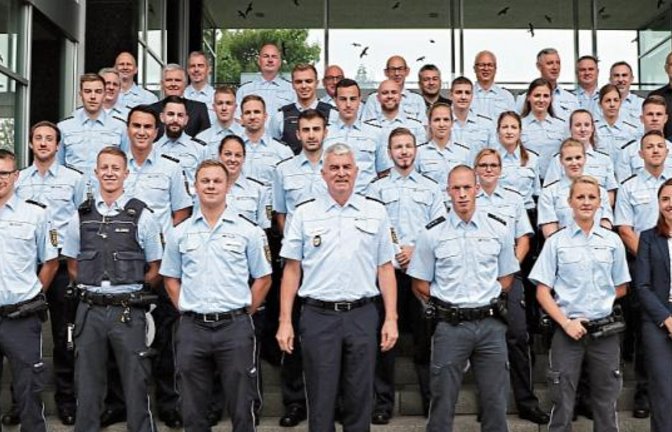 Polizeivizepräsident Metzger (Bildmitte) mit den neuen Kollegen.  Foto: Polizei