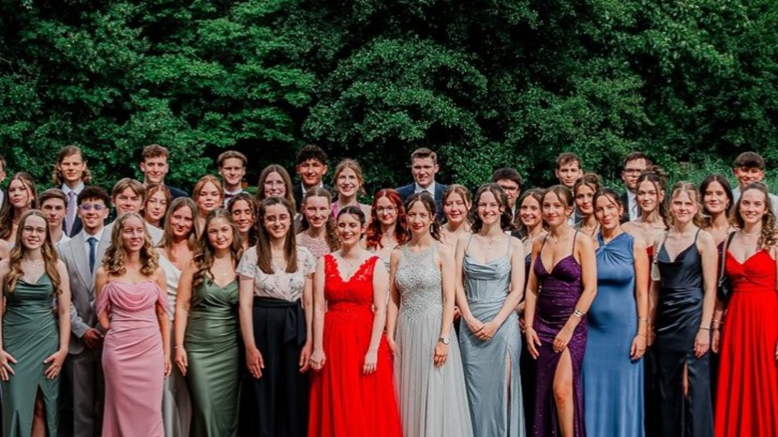 Ziel erreicht: Die Abiturientinnen und Abiturienten des Lichtenstern-Gymnasiums feiern beim Abiball ihren Abschluss.  Foto: Krause