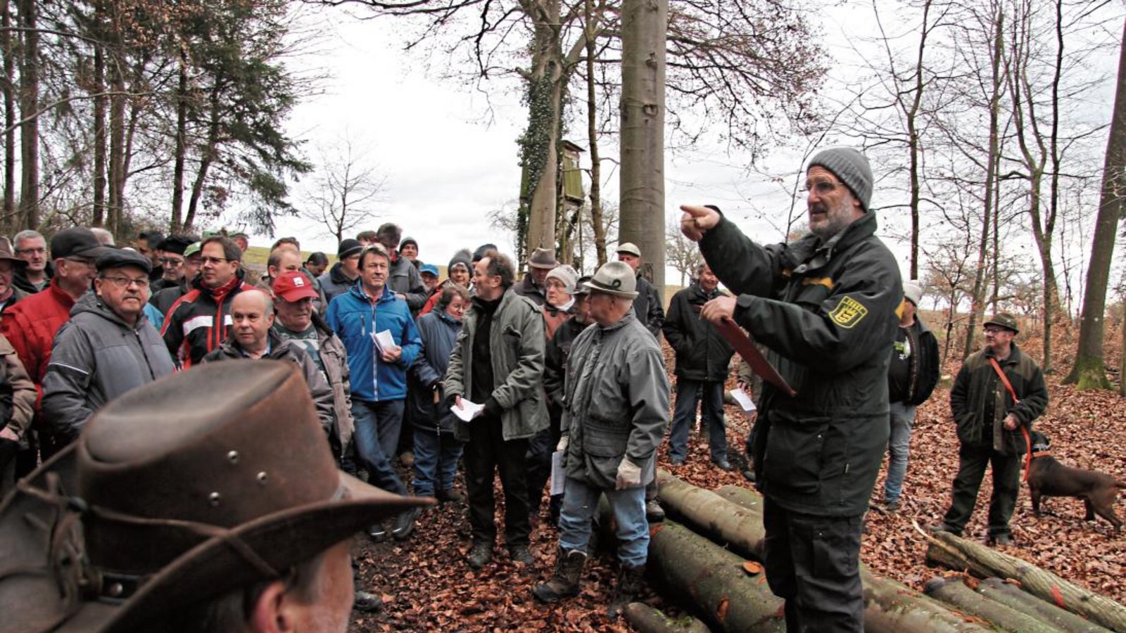 Von wem kommt das Höchstgebot? Wolfgang Steinacker hatte bei seiner letzten Nussdorfer Brennholzversteigerung alles im Blick. Foto: Banholzer