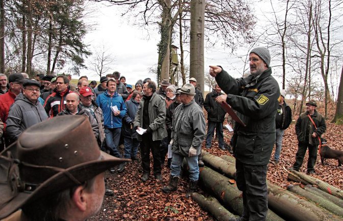 Von wem kommt das Höchstgebot? Wolfgang Steinacker hatte bei seiner letzten Nussdorfer Brennholzversteigerung alles im Blick. Foto: Banholzer