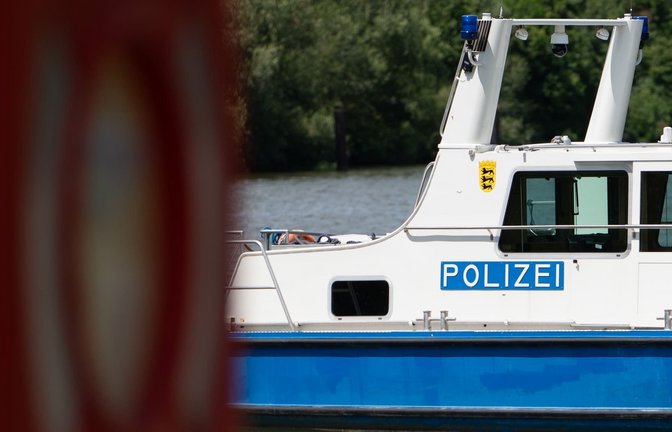 Vor der Konstanzer Hafeneinfahrt bargen Einsatzkräfte ein gekentertes Segelboot. (Symbolbild)<span class='image-autor'>Markus Lenhardt/dpa</span>