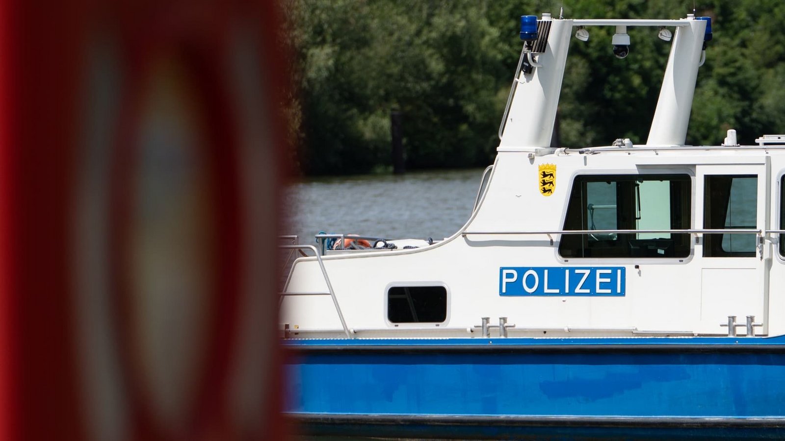 Vor der Konstanzer Hafeneinfahrt bargen Einsatzkräfte ein gekentertes Segelboot. (Symbolbild)Markus Lenhardt/dpa Vor der Konstanzer Hafeneinfahrt bargen Einsatzkräfte ein gekentertes Segelboot. (Symbolbild)Markus Lenhardt/dpa