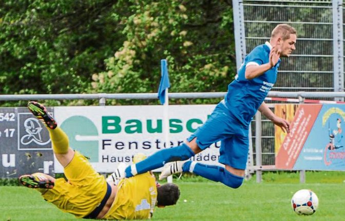 Illingens Keeper Kim Berberich spielt zwar den Ball, Ralf Krestel kommt hier aber trotzdem zu Fall. Der anschließende Elfmeter führte zur 1:0-Führung für die SpVgg Bissingen. Foto: Leitner