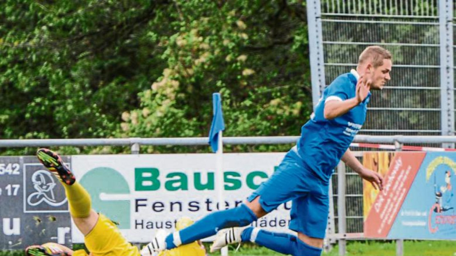 Illingens Keeper Kim Berberich spielt zwar den Ball, Ralf Krestel kommt hier aber trotzdem zu Fall. Der anschließende Elfmeter führte zur 1:0-Führung für die SpVgg Bissingen. Foto: Leitner Illingens Keeper Kim Berberich spielt zwar den Ball, Ralf Krestel kommt hier aber trotzdem zu Fall. Der anschließende Elfmeter führte zur 1:0-Führung für die SpVgg Bissingen. Foto: Leitner