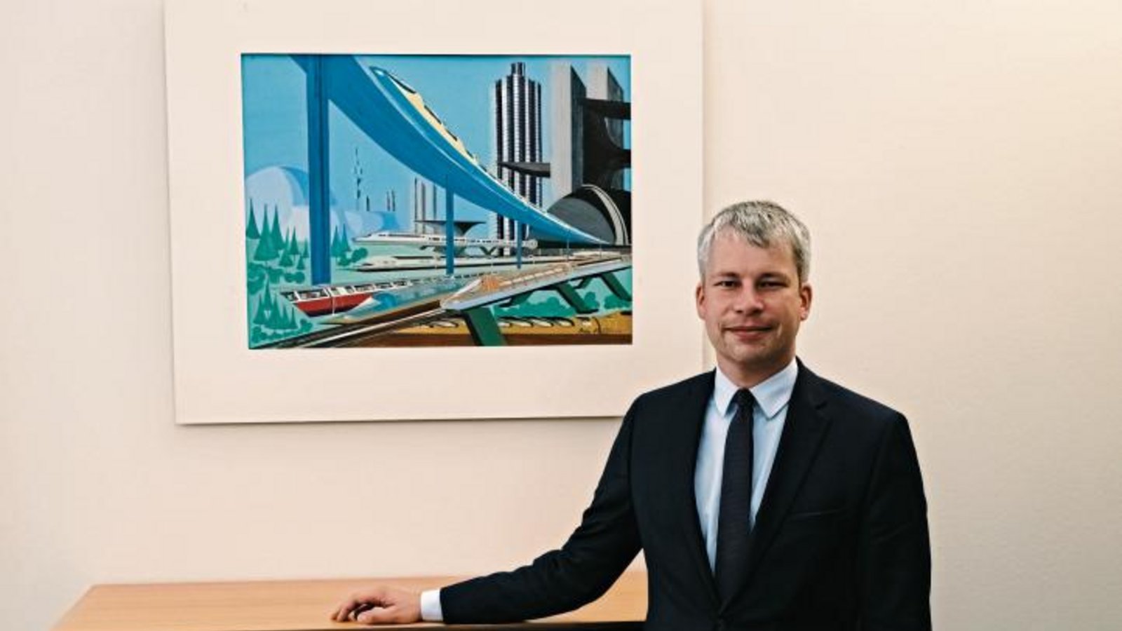 Steffen Bilger mit Frank-Gemälde im Bundesverkehrsministerium. Foto: p