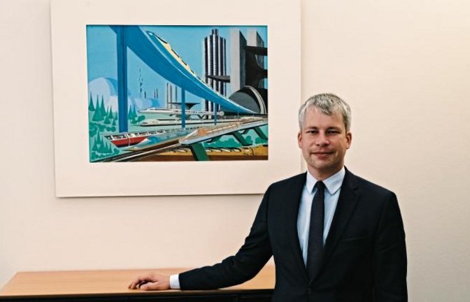Steffen Bilger mit Frank-Gemälde im Bundesverkehrsministerium. Foto: p