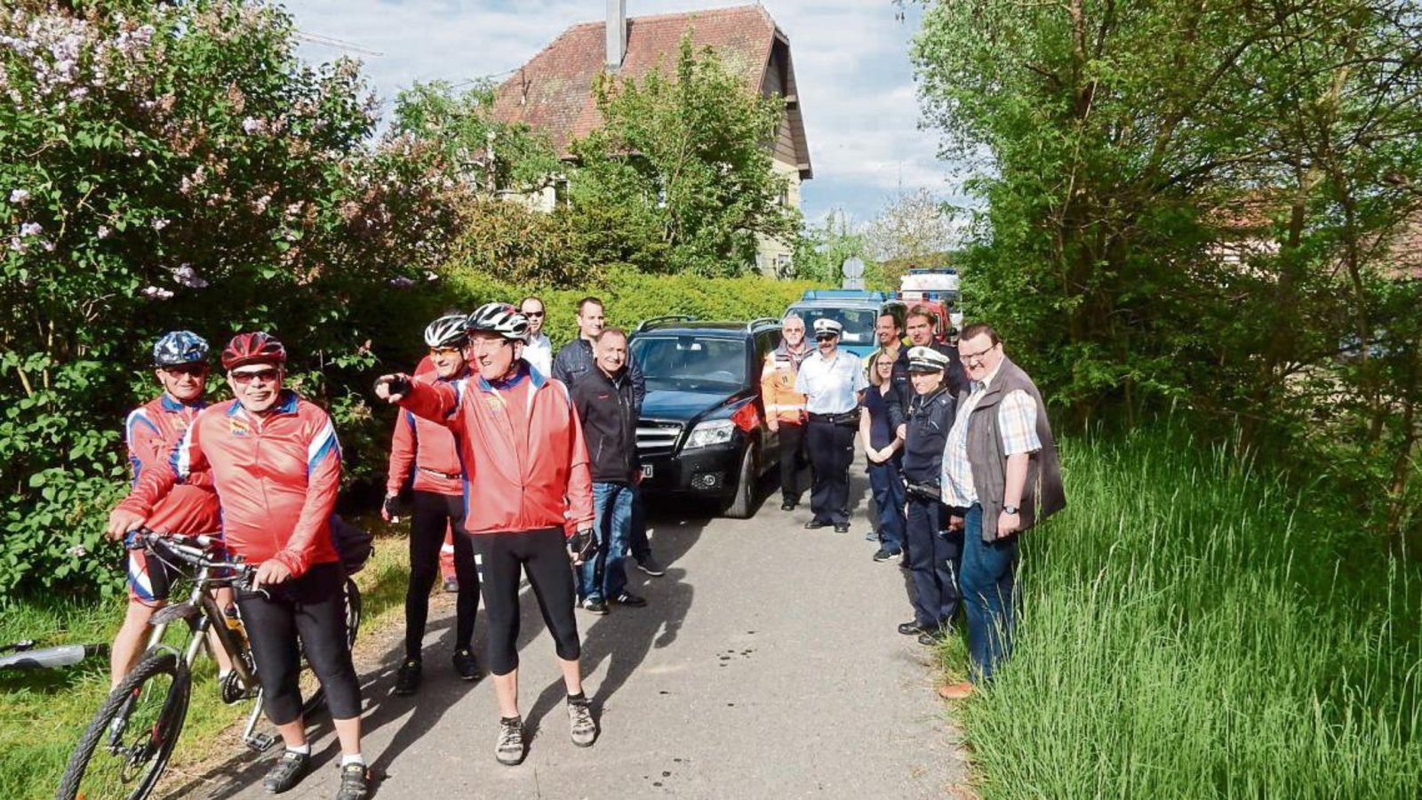 Da geht’s lang! Stefan Möhler vom Rad-Sport-Verein Vaihingen erklärt am alten Ensinger Bahnhof, wie die Radler bei der 37. S-VKZ-Tour am 20. August fahren werden.  Fotos: Arning