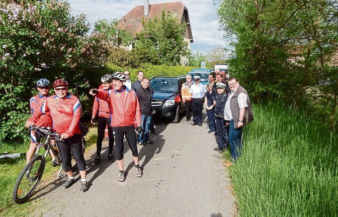 Da geht’s lang! Stefan Möhler vom Rad-Sport-Verein Vaihingen erklärt am alten Ensinger Bahnhof, wie die Radler bei der 37. S-VKZ-Tour am 20. August fahren werden.  Fotos: Arning