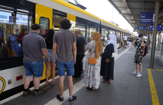 Kaum Gedränge auf dem Bahnsteig des Pforzheimer Hauptbahnhof: Am Samstagmittag ist die Lage relativ entspannt, alle kommen problemlos in den Zug rein.  <span class='image-autor'>Foto: Friedrich</span>