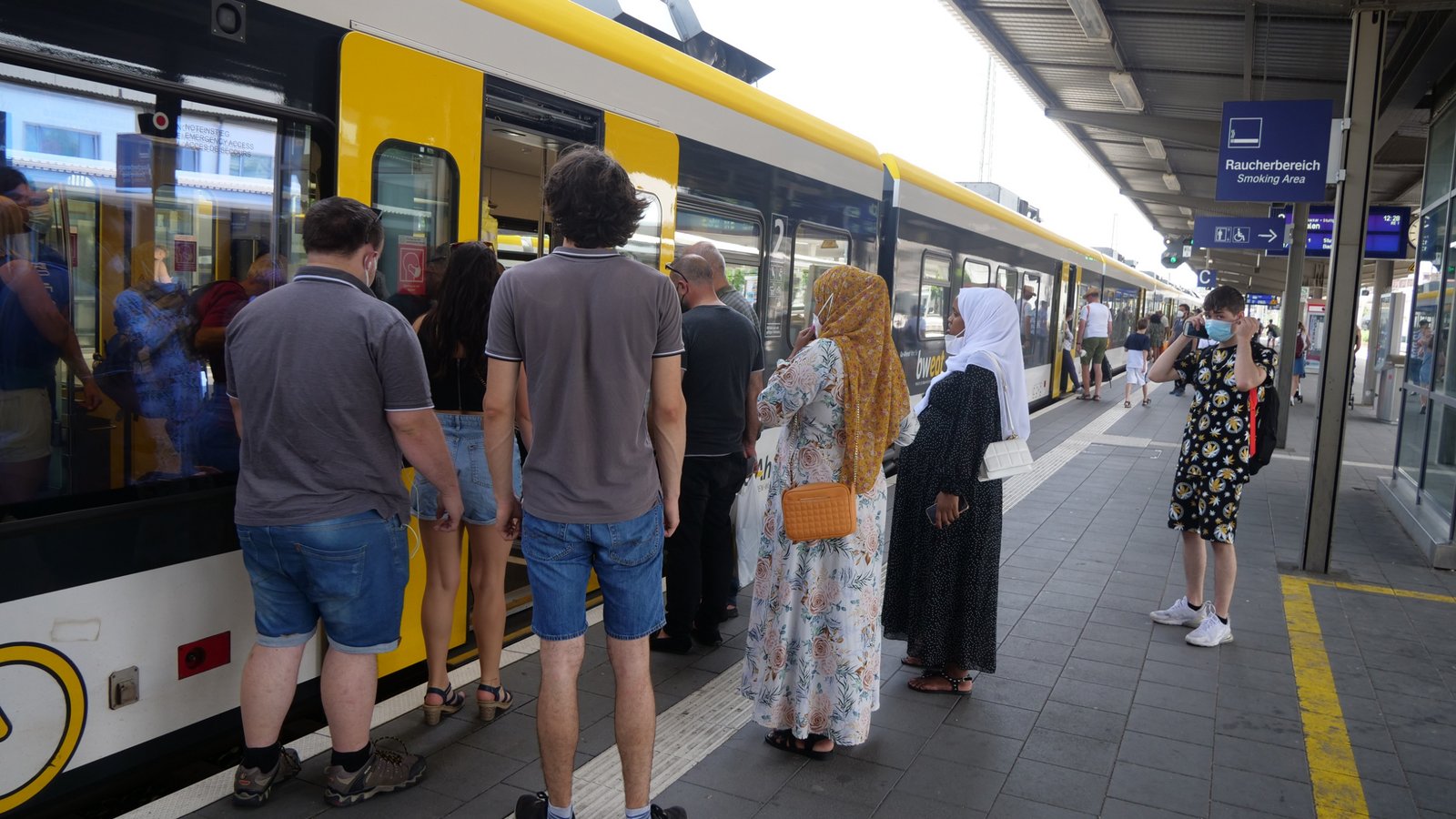 Kaum Gedränge auf dem Bahnsteig des Pforzheimer Hauptbahnhof: Am Samstagmittag ist die Lage relativ entspannt, alle kommen problemlos in den Zug rein.  Foto: Friedrich