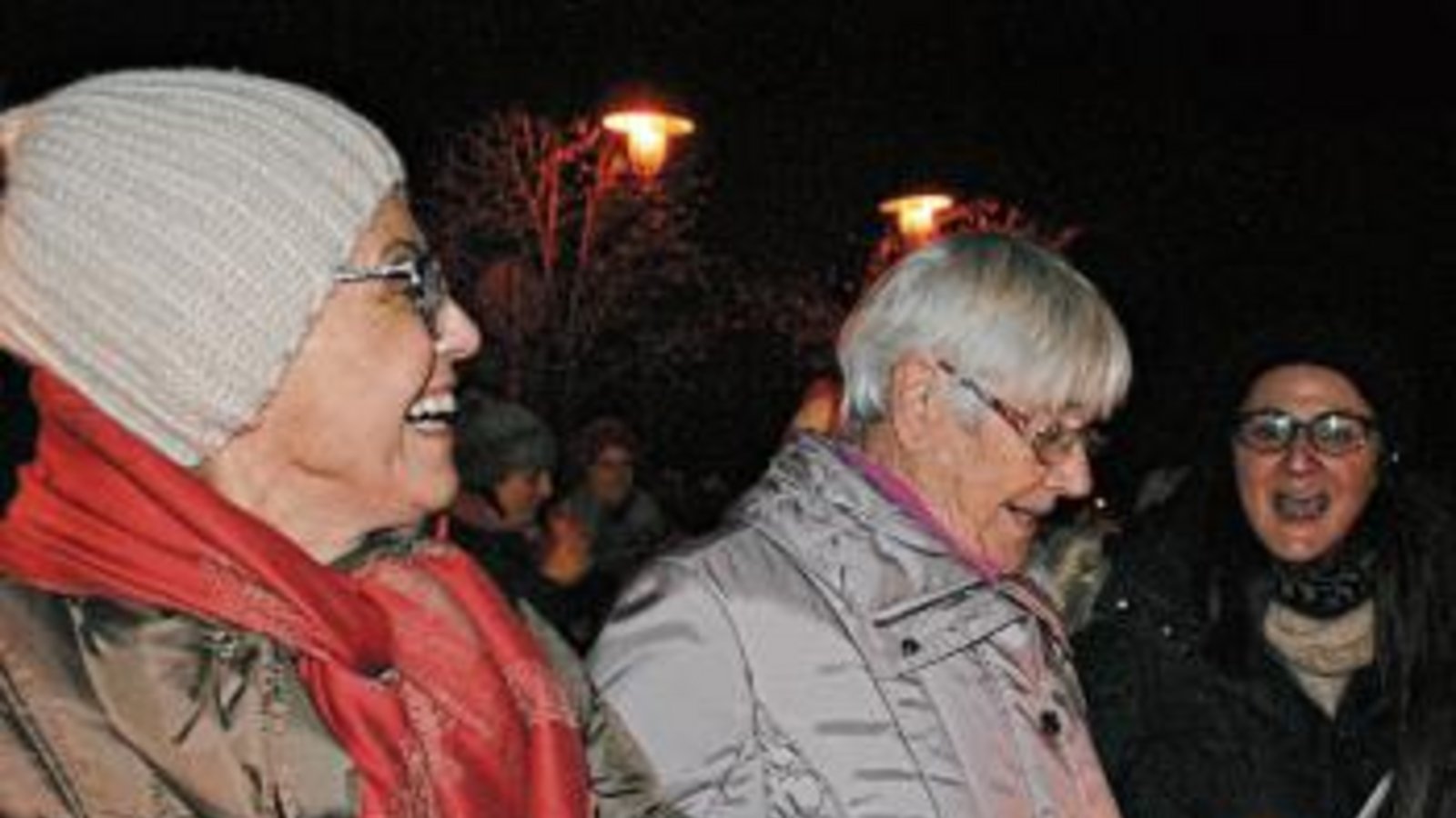 Beim Benefiz-Weihnachtssingen wird kräftig miteingestimmt.  Fotos: Stahlfeld