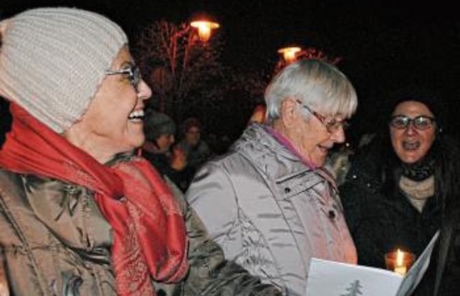 Beim Benefiz-Weihnachtssingen wird kräftig miteingestimmt.  Fotos: Stahlfeld