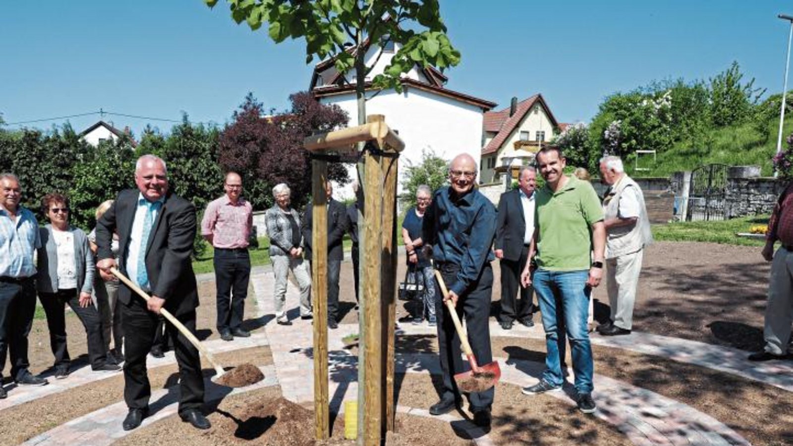 Bürgermeister Horst Fiedler (links) und Dekan i. R. Hartmut Leins griffen zur Schaufel.  Foto: p