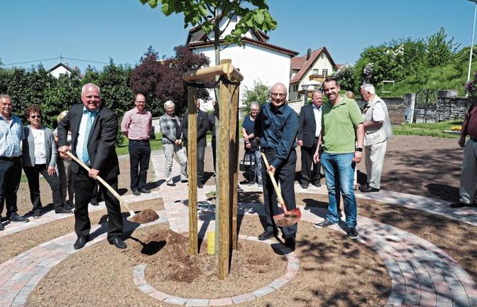 Bürgermeister Horst Fiedler (links) und Dekan i. R. Hartmut Leins griffen zur Schaufel.  Foto: p