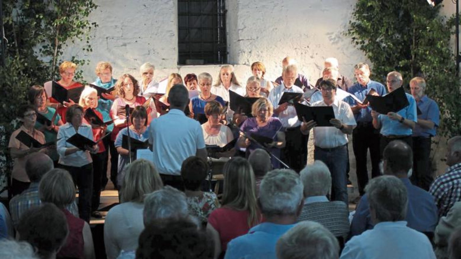 Die Sänger des Kirchenchors und die Musiker des Posaunenchors sorgten bei der Sommerserenade für eine vollbesetzte Kelter. Fotos: Pfisterer Die Sänger des Kirchenchors und die Musiker des Posaunenchors sorgten bei der Sommerserenade für eine vollbesetzte Kelter. Fotos: Pfisterer