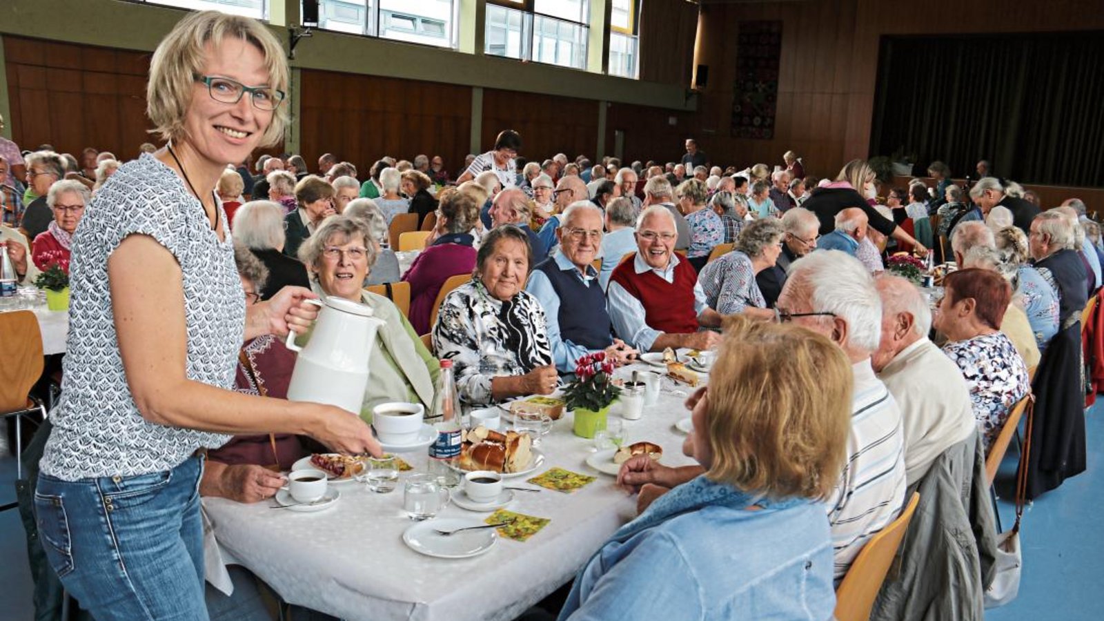 Nettes Beisammensein: Silvia Stollsteimer von der Nussdorfer Verwaltungsstelle versorgt Gäste beim Seniorennachmittag mit Kaffee. Fotos: Rieger