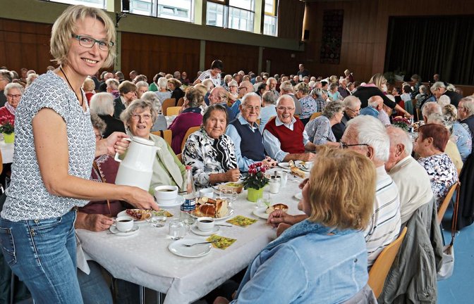 Nettes Beisammensein: Silvia Stollsteimer von der Nussdorfer Verwaltungsstelle versorgt Gäste beim Seniorennachmittag mit Kaffee. Fotos: Rieger