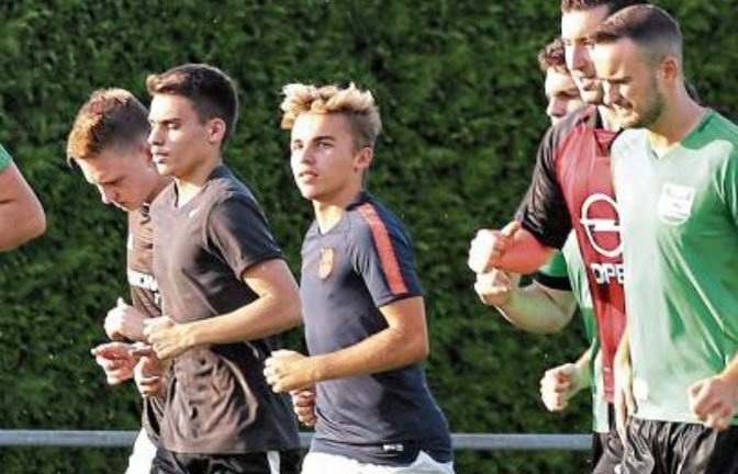 Lockerer Aufgalopp: Beim TSV Kleinglattbach hat das Training gestern mit ein paar Runden um den Platz und Dehnungsübungen begonnen.  Foto: Küppers