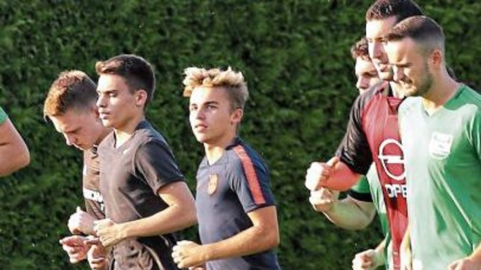 Lockerer Aufgalopp: Beim TSV Kleinglattbach hat das Training gestern mit ein paar Runden um den Platz und Dehnungsübungen begonnen. Foto: Küppers Lockerer Aufgalopp: Beim TSV Kleinglattbach hat das Training gestern mit ein paar Runden um den Platz und Dehnungsübungen begonnen. Foto: Küppers
