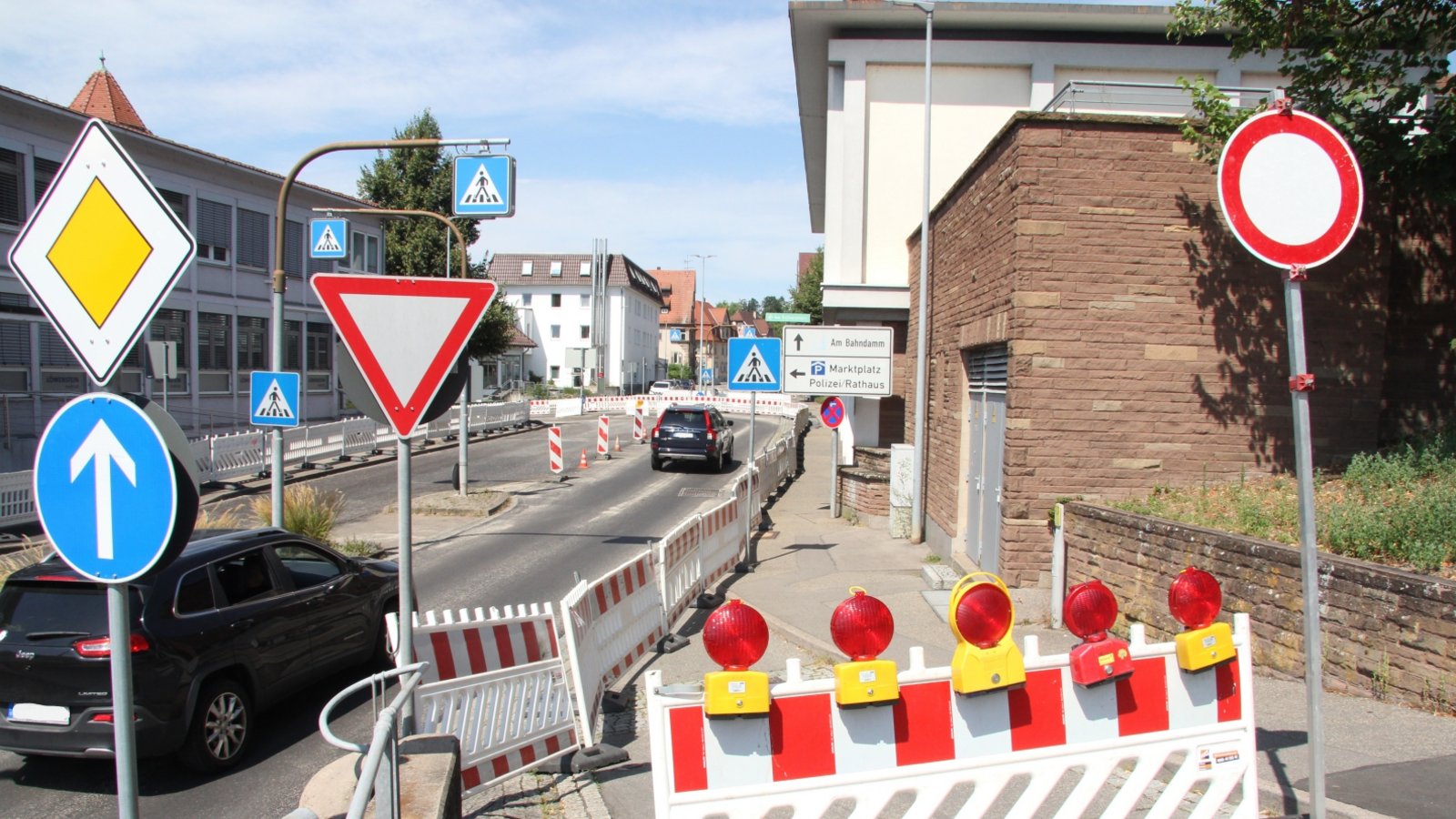 Fast fertig: Seit zehn Tagen wird die Franckstraße in Vaihingen saniert. Heute müssen nach Auskunft des Landratsamtes noch die Straßenmarkierungen angebracht werden. Von morgen an ist die Straße dann wieder frei befahrbar.  Foto: Banholzer